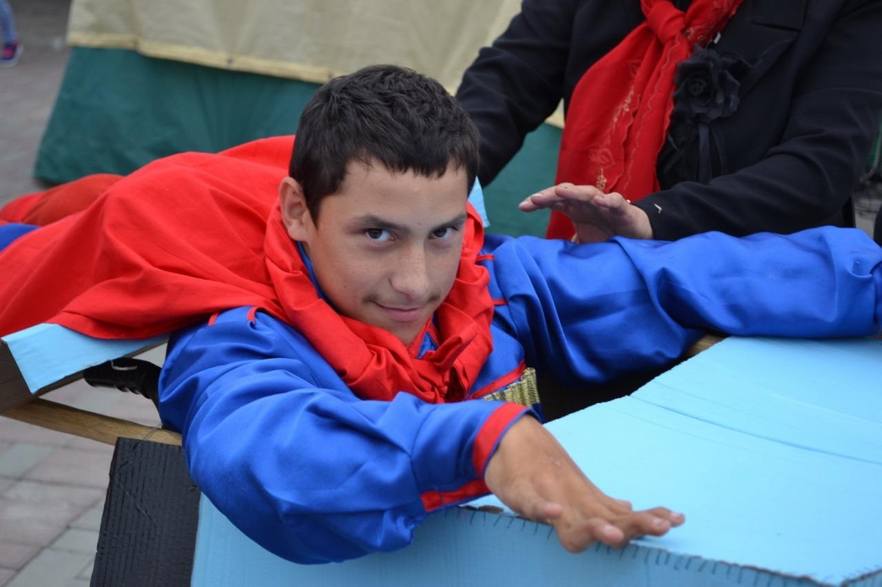 Фото «Залили весь ДК слезами»: как мальчик-инвалид из новосибирского посёлка станцевал в коляске и стал местным Суперменом 3